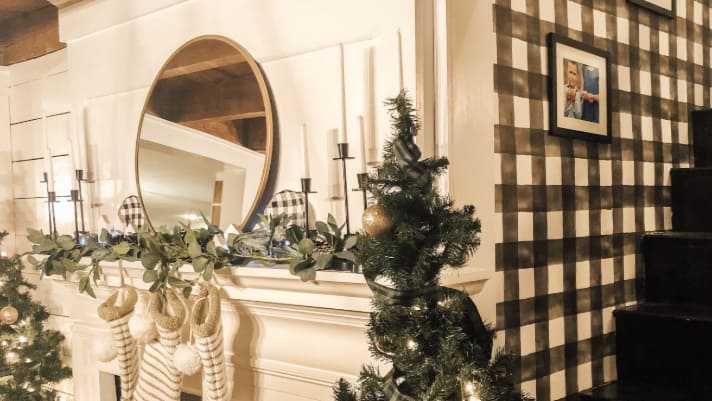 Decorating your mantel – Christmas edition!