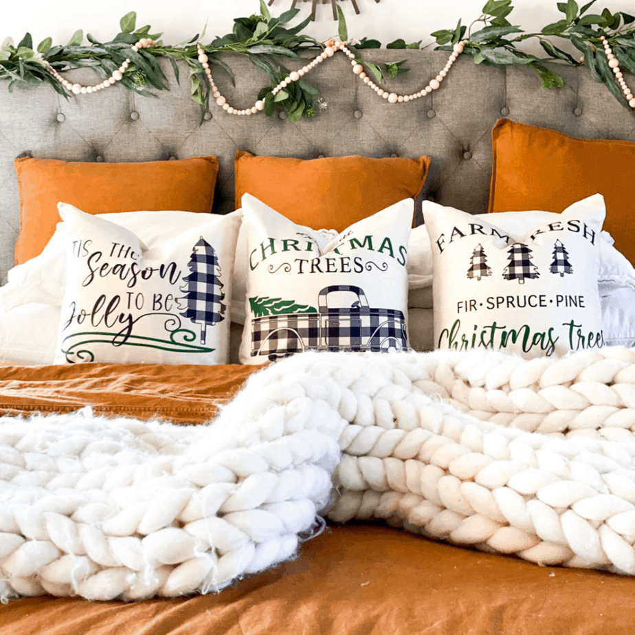 My favorite farmhouse Christmas decorations on Amazon and my favorite ways to decorate with them!