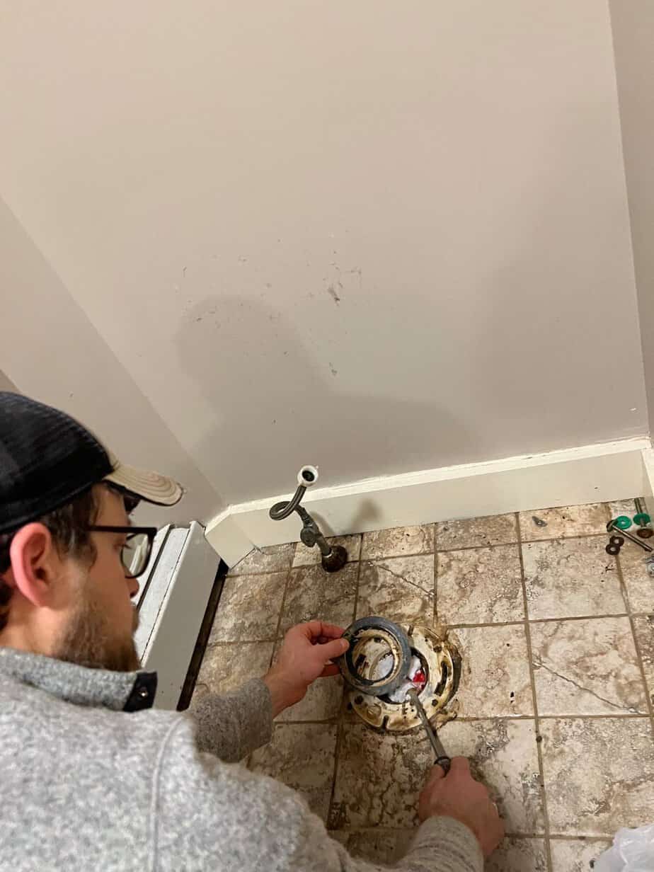 Clean the flange and remove the wax ring: need to know before replacing a toilet